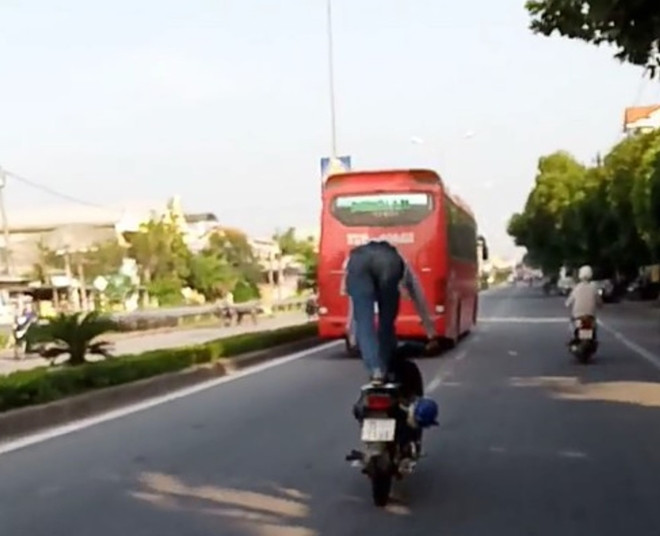 Những hành vi coi thường luật giao thông như trên không ít lần bị các cơ quan chức mời lên làm việc và đối diện với mức phạt nặng.