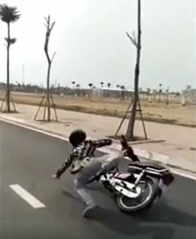 Ngay khi đoạn clip được chia sẻ, nhiều thành viên mạng tỏ thái độ phẫn nộ và không đồng tình với hành động nguy hiểm này của thanh niên.