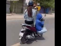 Chưa dừng lại, cô gái cầm lái còn ngồi hẳn xuống chỗ để chân để điều khiến chiếc xe của mình. Điều này khiến nhiều người phải để lại lời chỉ trích nặng nề.