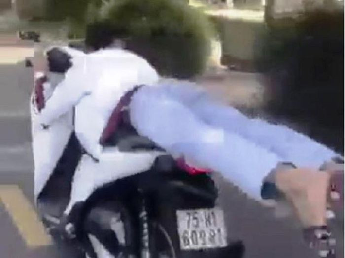 Chán tư thế ngồi, nam thanh niên điều khiển xe máy theo tư thế nằm và điều này khiến người đi đường phát khiếp.