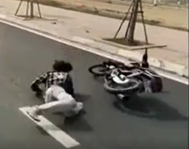 "Nhiều vụ bị chấn thương nghiêm trọng rồi mà vẫn không sợ, chả hiểu được lợi lộc gì khi làm như thế" hay "Lúc nào bố mẹ ở nhà cũng cho biết cháu ngoan lắm nhưng nhìn những cảnh này đi xem ra đường các cháu có ngoan không" là những bình luận dân mạng để lại dưới đoạn clip nam thanh niên "làm xiếc" trên xe máy.