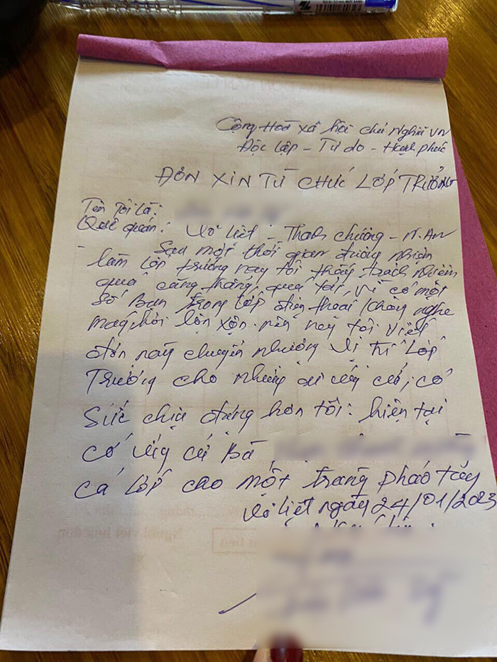 “Có lớp nào như lớp mình không các bạn. Sau 22 năm giữ chức lớp trưởng thì năm nay đồng chí ấy đã viết đơn xin từ chức. Chỉ vì quá mệt mỏi trong việc kêu gọi bạn bè đi họp lớp mỗi dịp Tết đến xuân về”.