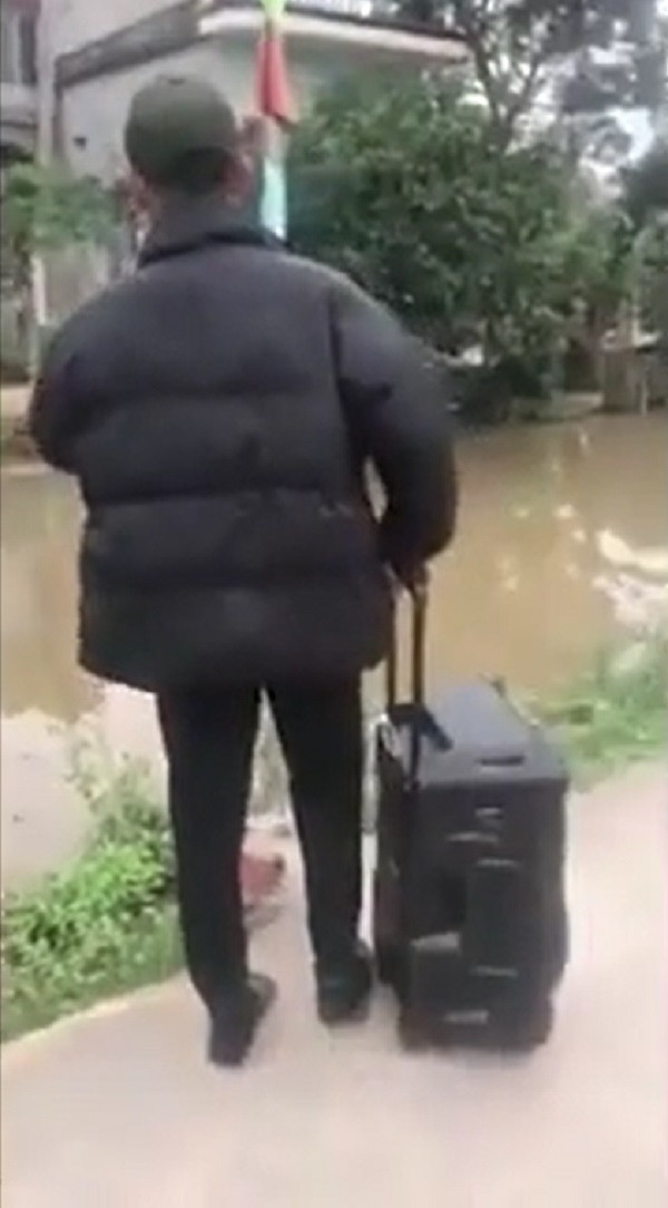 Không ít người để lại bình luận đồng cảm với chủ nhân bài đăng bởi lớp mình cũng trong tình trạng tương tự. Mỗi năm số lượng thành viên đi họp lớp đều thưa thớt dần. Đồng lắm cũng chỉ được 7,8 người hoặc các nhóm nhỏ chơi riêng với nhau.