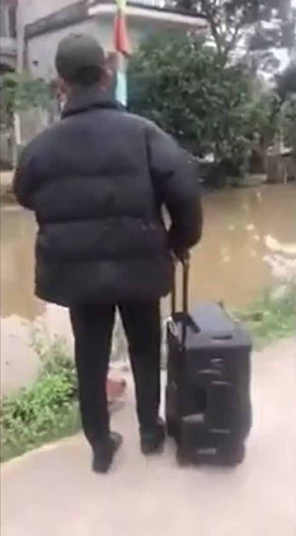 Không ít người để lại bình luận đồng cảm với chủ nhân bài đăng bởi lớp mình cũng trong tình trạng tương tự. Mỗi năm số lượng thành viên đi họp lớp đều thưa thớt dần. Đồng lắm cũng chỉ được 7,8 người hoặc các nhóm nhỏ chơi riêng với nhau.