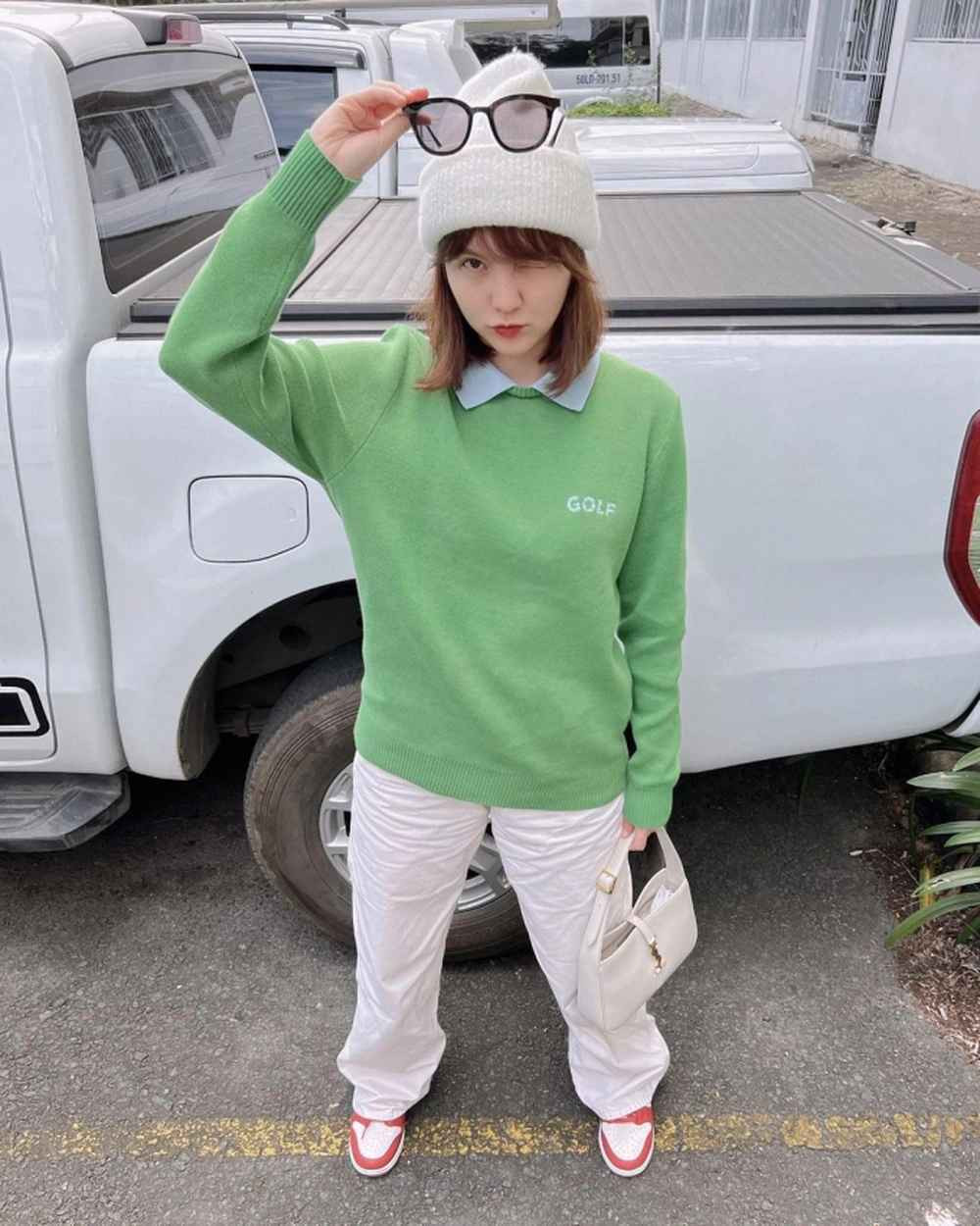 Trên trang cá nhân của mình, Hải Tú thi thoảng lại xuất hiện để “xả” ảnh mới. Thời gian gần đây, cô nàng chuyển sang phong cách năng động, vẫn trong trẻo, nhẹ nhàng nhưng càng nhìn càng có nhiều điểm chung với Sơn Tùng. Đặc biệt là trong cách phối đồ, lựa chọn phụ kiện hay màu sắc chỉnh ảnh.