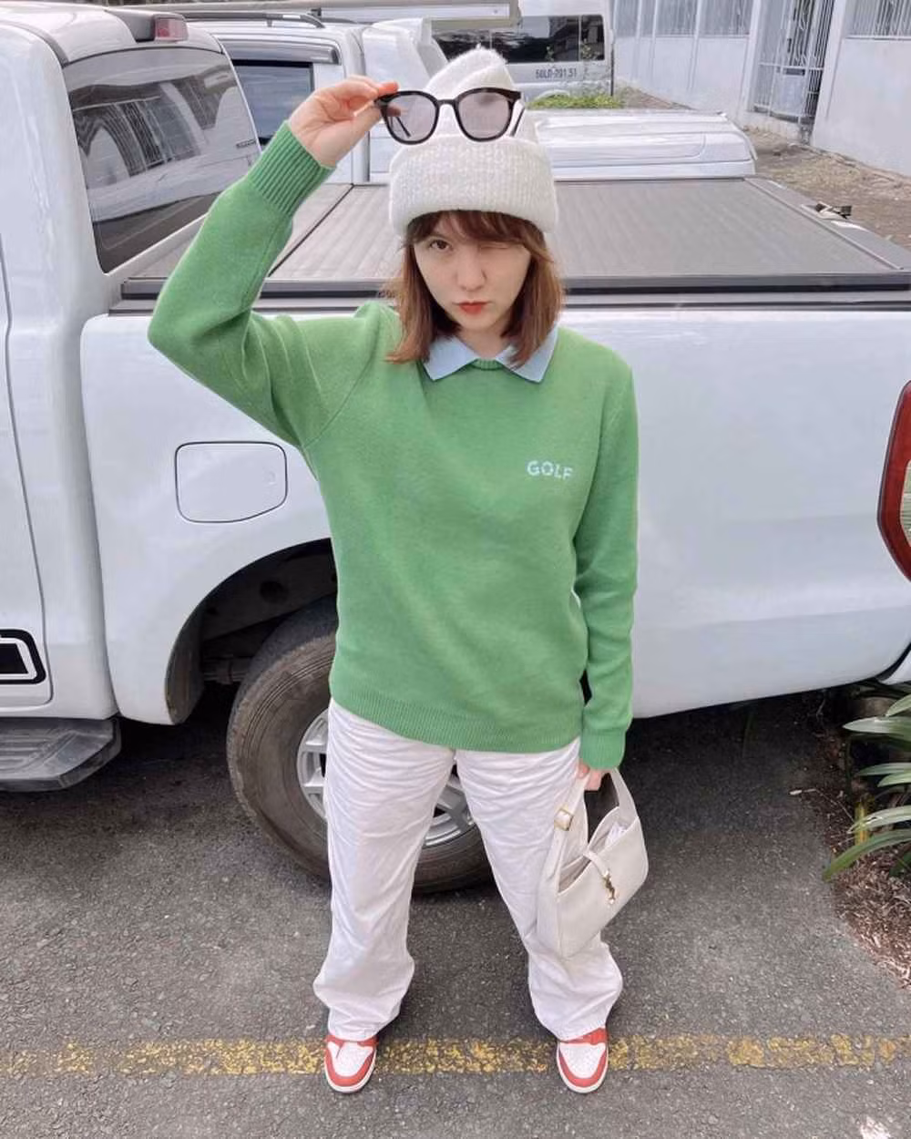 Trên trang cá nhân của mình, Hải Tú thi thoảng lại xuất hiện để “xả” ảnh mới. Thời gian gần đây, cô nàng chuyển sang phong cách năng động, vẫn trong trẻo, nhẹ nhàng nhưng càng nhìn càng có nhiều điểm chung với Sơn Tùng. Đặc biệt là trong cách phối đồ, lựa chọn phụ kiện hay màu sắc chỉnh ảnh.