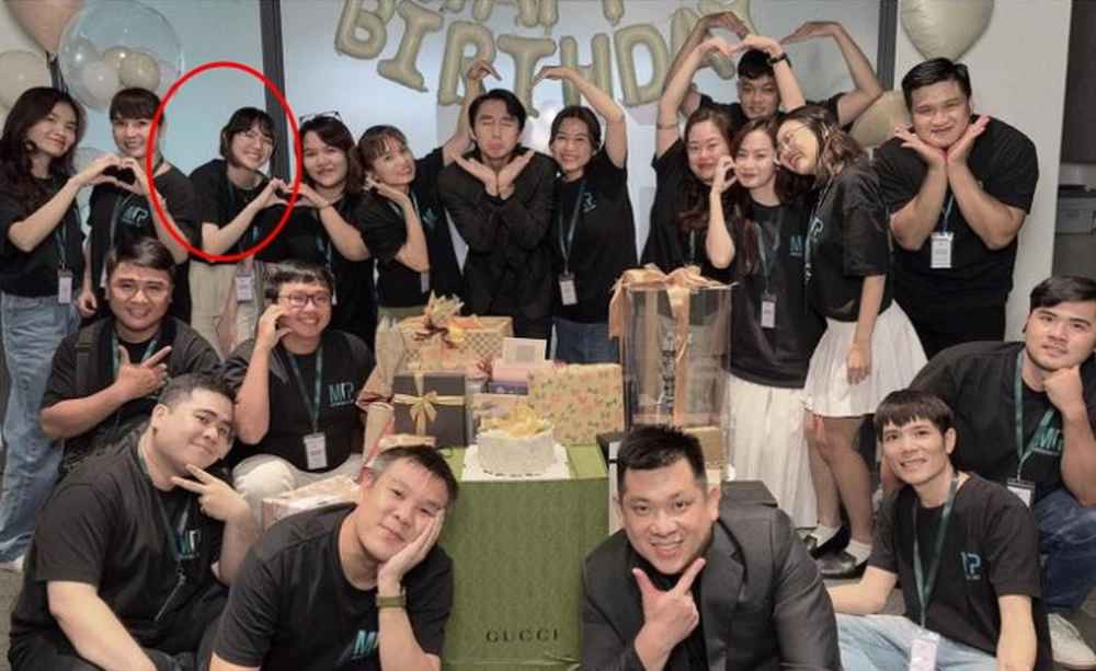 Tuy nhiên lần này, dân mạng bày tỏ sự bất ngờ khi Hải Tú đứng khá xa, “ẩn mình” trong đám đông với diện mạo khác lạ, rất khó nhận ra nếu chỉ nhìn lướt qua. Sắc vóc của cô nàng trong ảnh tập thể khiến cộng đồng mạng bất ngờ bởi có nhiều khác biệt so với ảnh tự đăng.