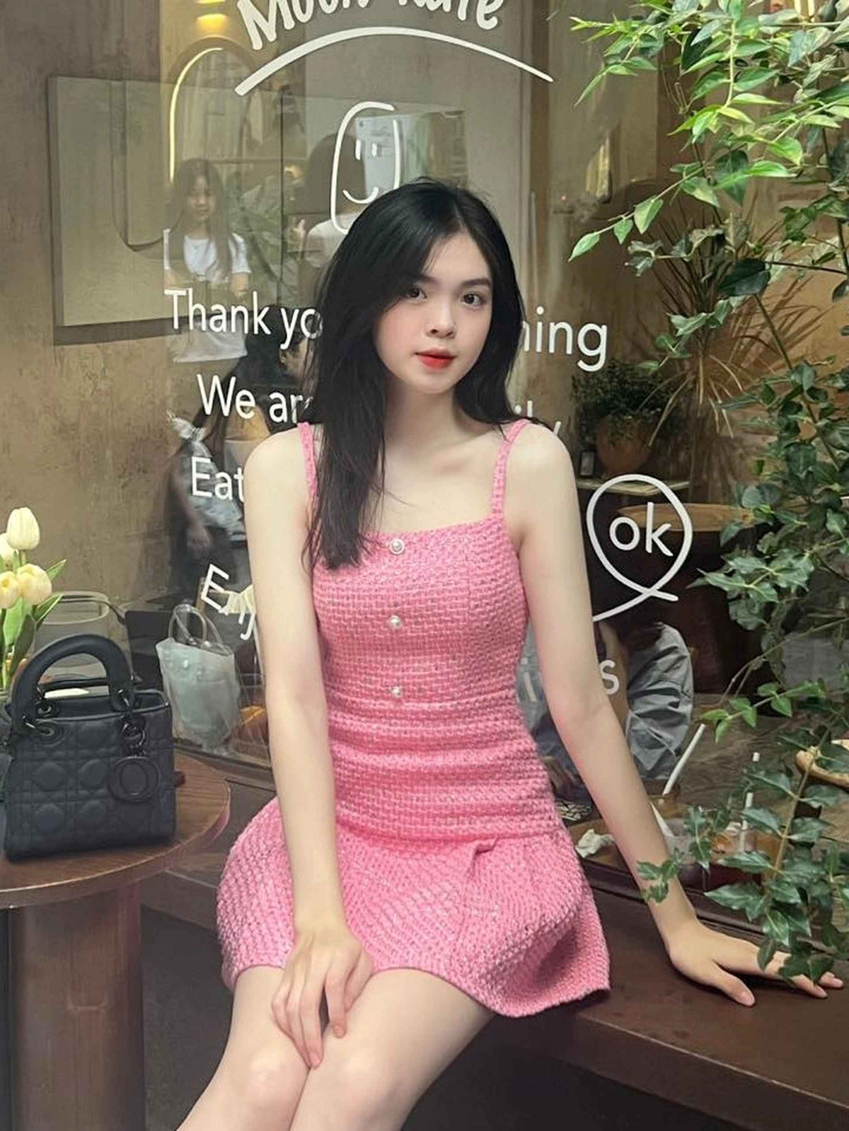 Thường ngày, Huyền Trang diện đồ nữ tính, trẻ trung khi đi chơi, cà phê. Những trang phục ngắn, ôm sát giúp cô tôn lên vóc dáng thon thả, tỷ lệ cơ thể cân đối.