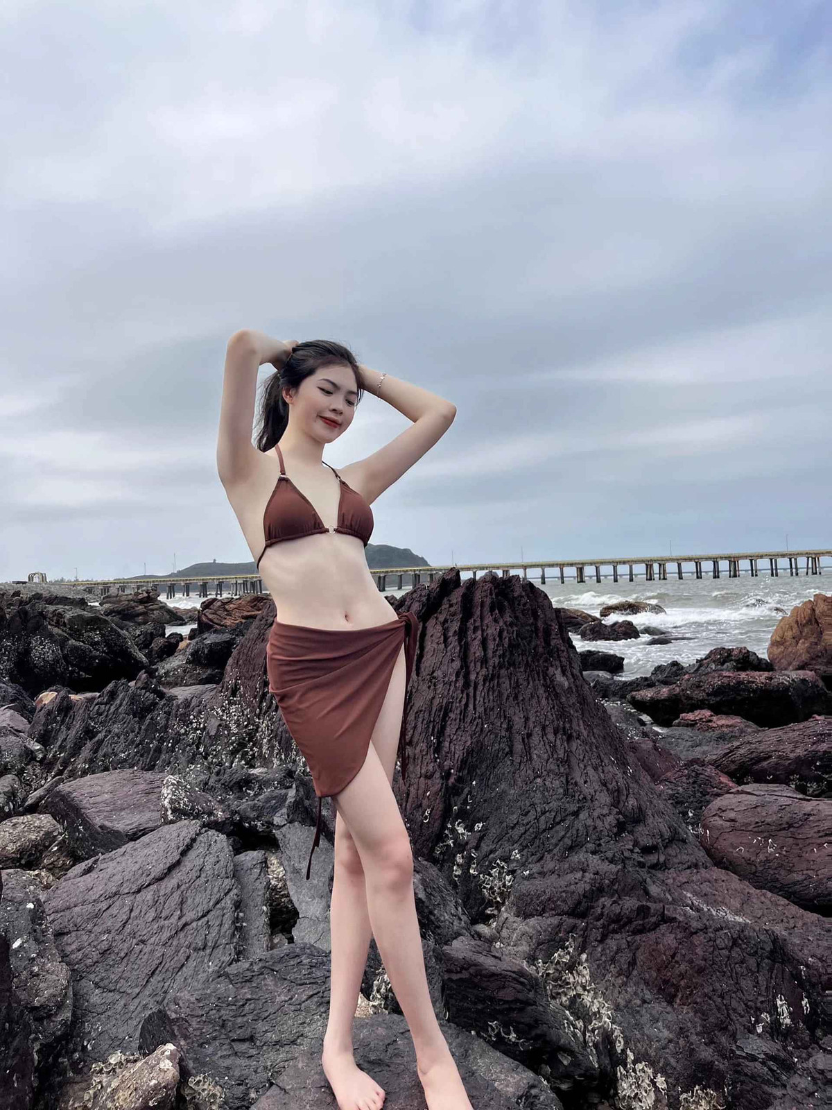 Dù chăm chỉ luyện tập thể thao ngoài trời, Huyền Trang vẫn giữ được làn da trắng mịn. Nữ sinh quê Nghệ An có mối tình ngọt ngào với bạn trai từng là VĐV điền kinh thuộc Trung tâm Thể dục thể thao Quân đội.