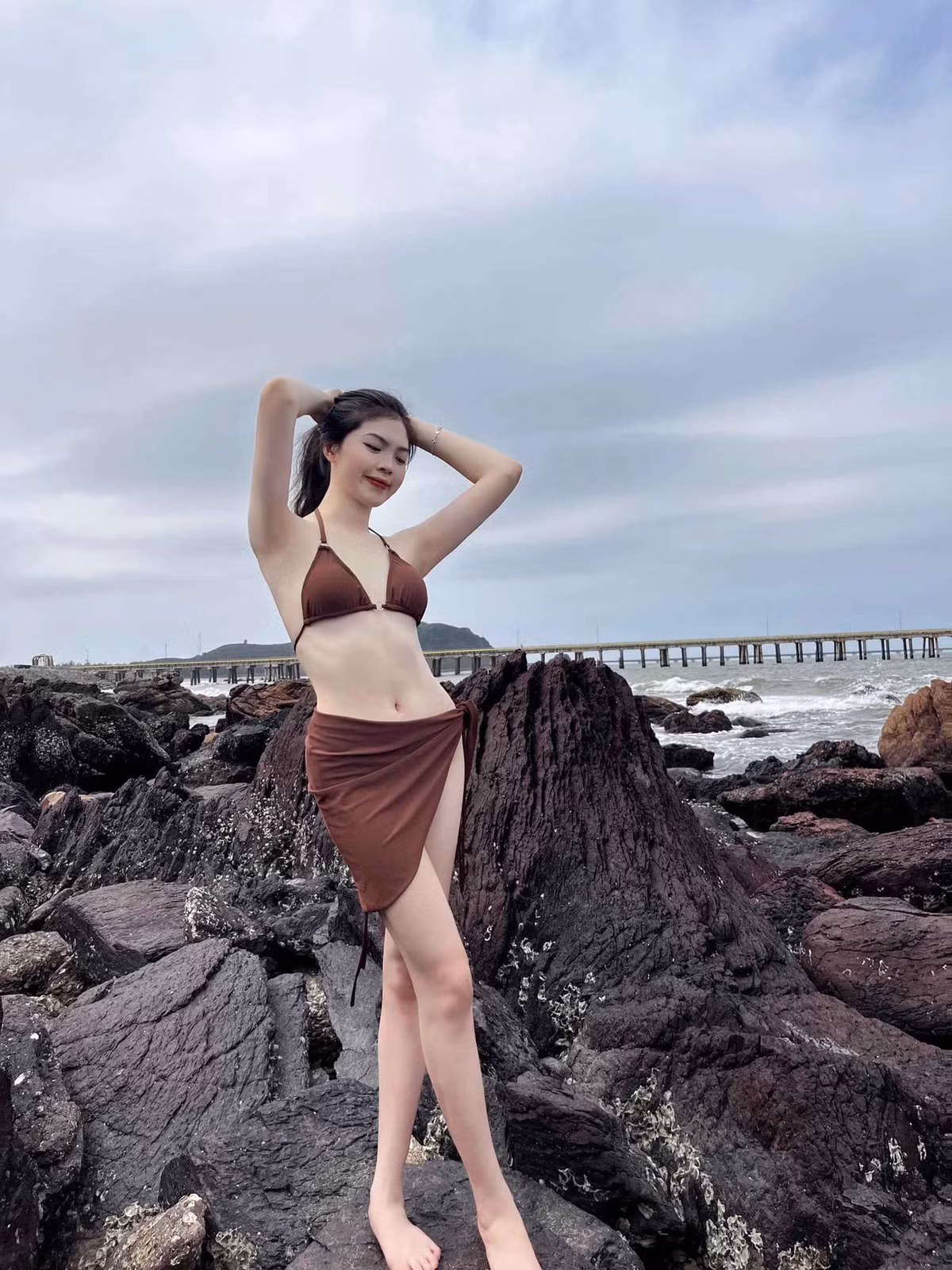 Dù chăm chỉ luyện tập thể thao ngoài trời, Huyền Trang vẫn giữ được làn da trắng mịn. Nữ sinh quê Nghệ An có mối tình ngọt ngào với bạn trai từng là VĐV điền kinh thuộc Trung tâm Thể dục thể thao Quân đội.