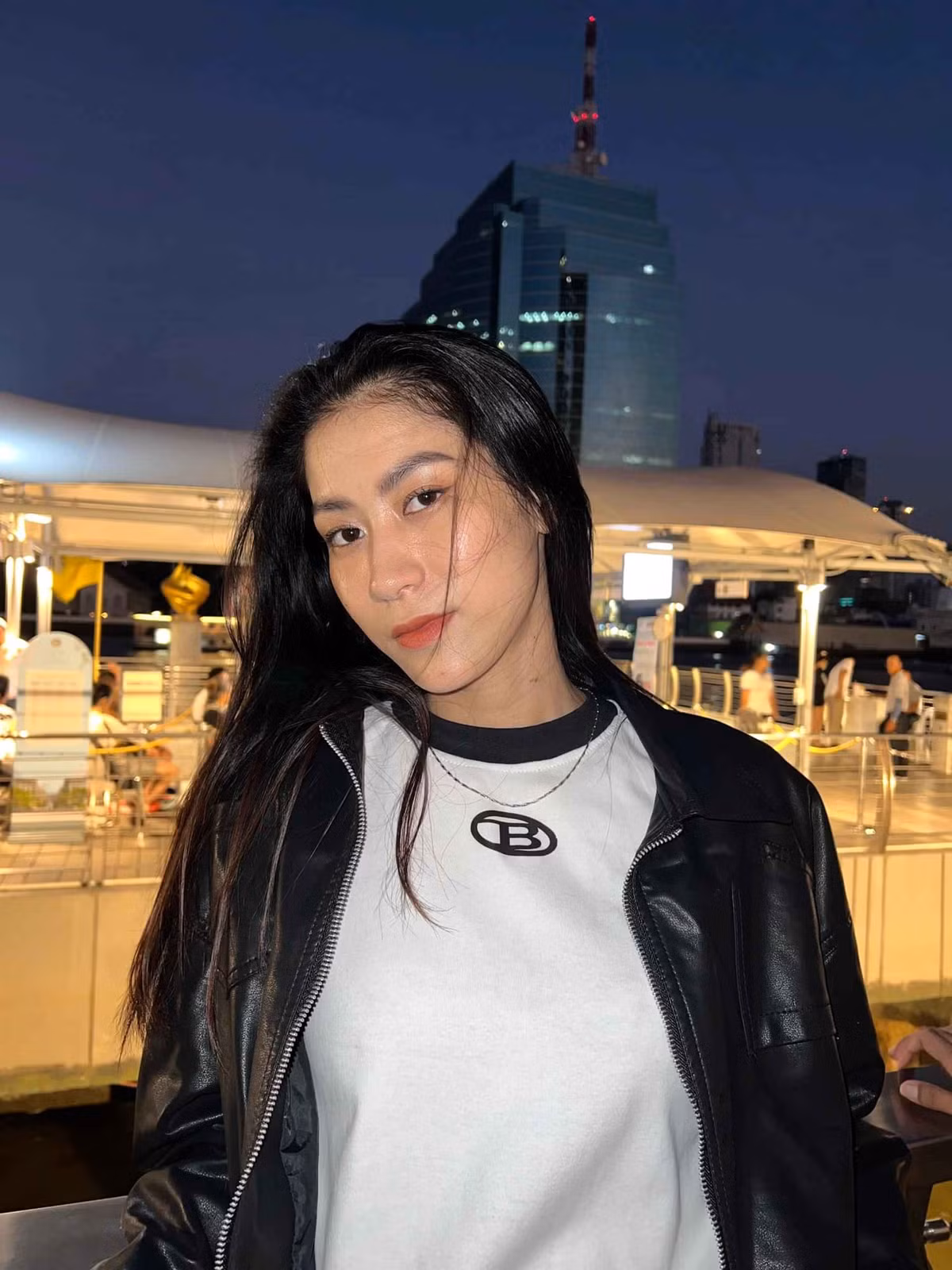 Kiều Trinh có phong cách ăn mặc trẻ trung, năng động, đơn giản nhưng vẫn đầy sức hút.