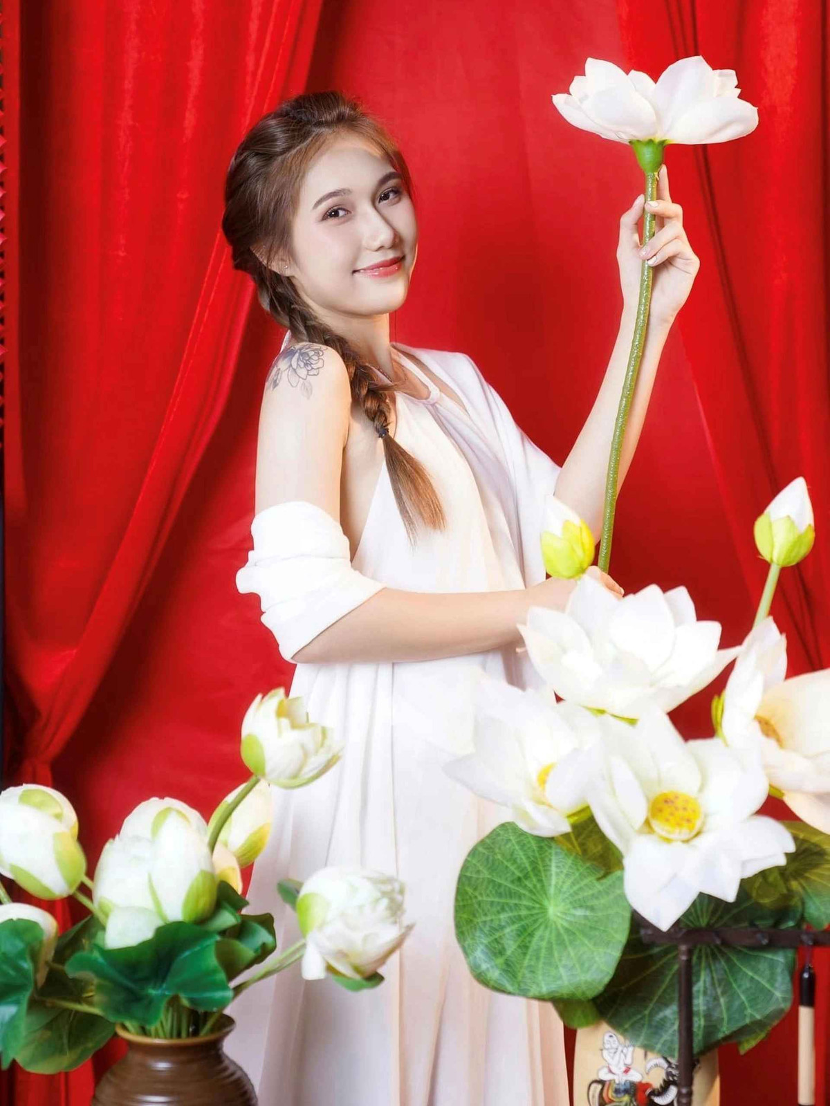 Lan Vy ưa chuộng phong cách thời trang trẻ trung, hiện đại. Cô tự tin khoe vòng eo "con kiến", không chút mỡ thừa khi diện áo croptop (áo dáng ngắn).