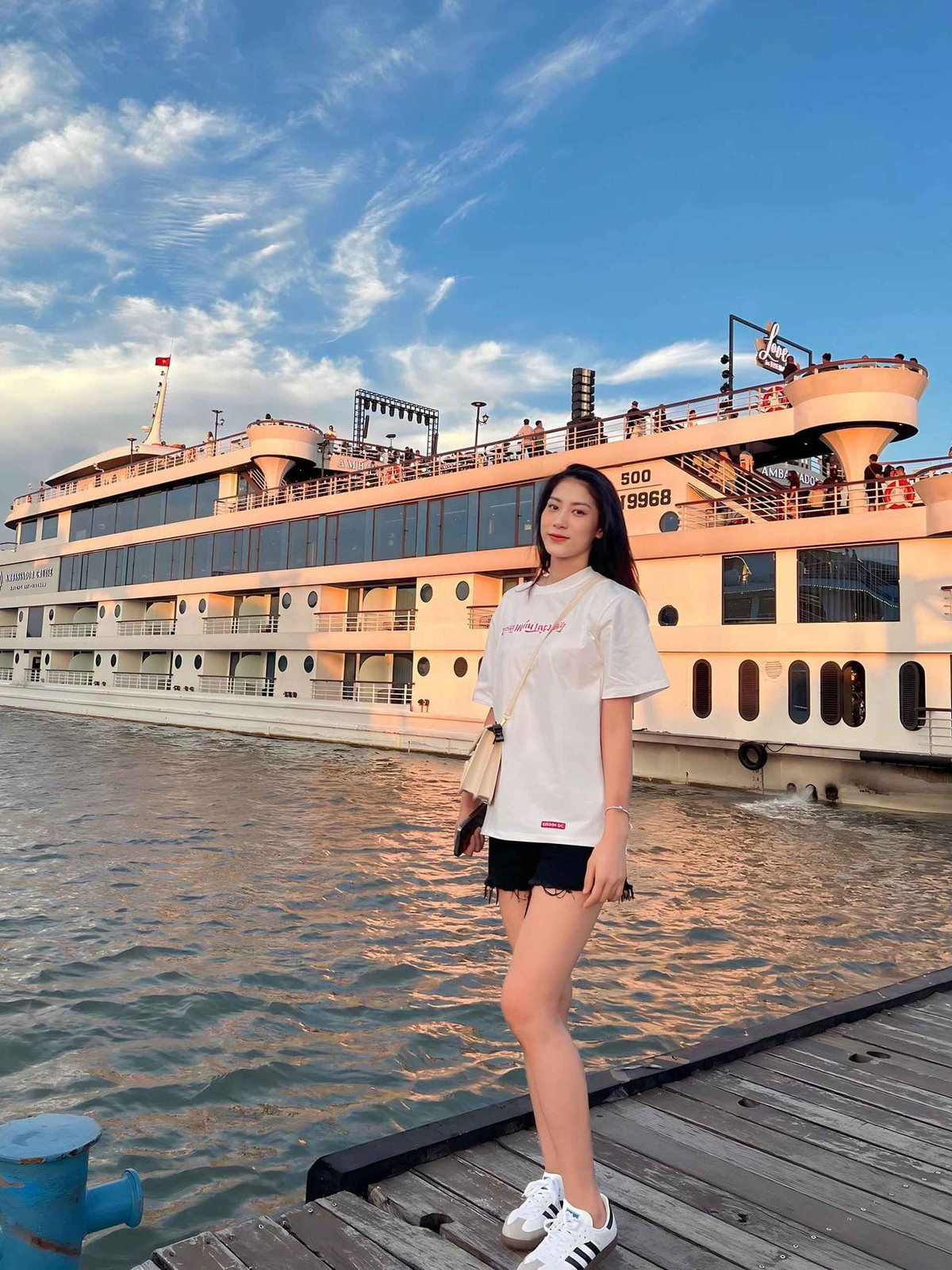 Không chỉ ghi dấu ấn về chuyên môn, Kiều Trinh còn có đông người hâm mộ nhờ sở hữu nét đẹp sắc sảo, chiều cao "khủng" 1,77m, dáng chuẩn như người mẫu, hoa hậu.