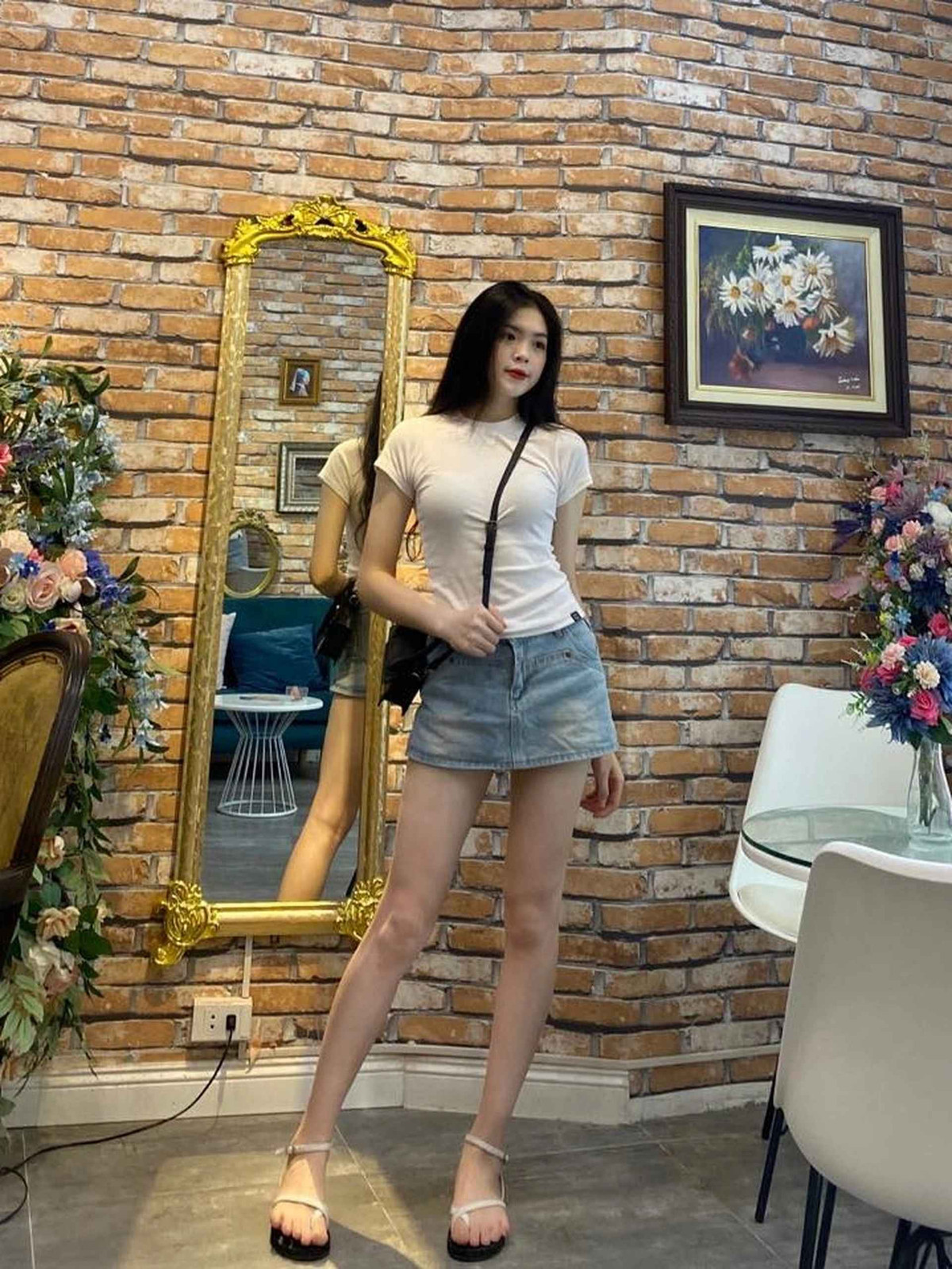 Đinh Thị Huyền Trang (SN 2004, Nghệ An) được chú ý khi giành danh hiệu hoa khôi Giải bóng chuyền sinh viên toàn quốc 2023. Cô hiện theo học ngành Kỹ thuật thực phẩm, Đại học Bách khoa Hà Nội và là thành viên đội bóng chuyền của trường.