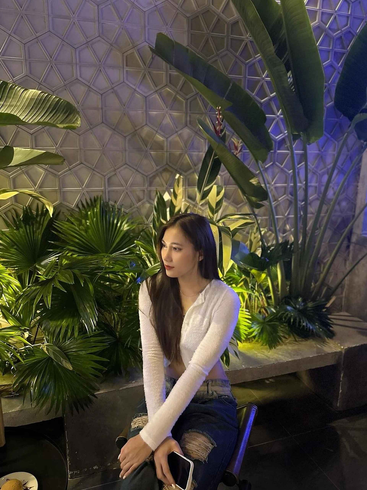 Sức hút của Lan Vy lan tỏa từ sân đấu ra đời thường. Cô được người hâm mộ khen có gương mặt thanh tú, nét giống lai Tây và vóc dáng cân đối, làn da sáng.