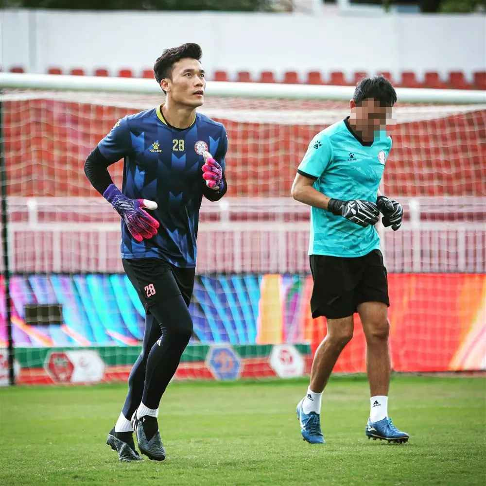 Dạo gần đây, thủ môn Bùi Tiến Dũng liên tục khoe ảnh trên sân bóng. Nếu không phải hình thi đấu cũng là khoảnh khắc thủ thành gốc Thanh Hóa lên sóng, tập luyện chăm chỉ bên đồng đội.