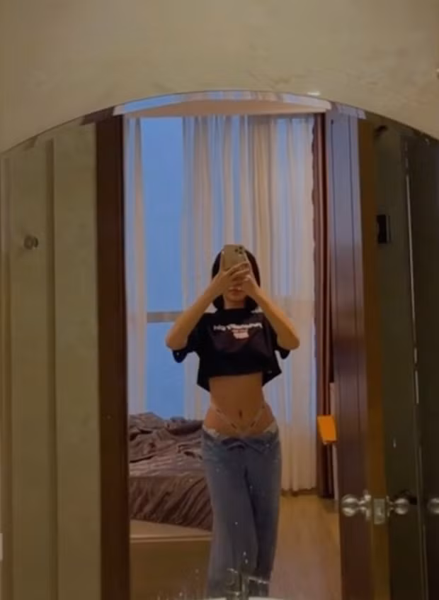 Trước đó, Cẩm Đan cũng "chơi lớn" khi lên sóng video đu trend "tuột quần", để lộ vòng eo con kiến khiến nhiều người "nhức mắt".