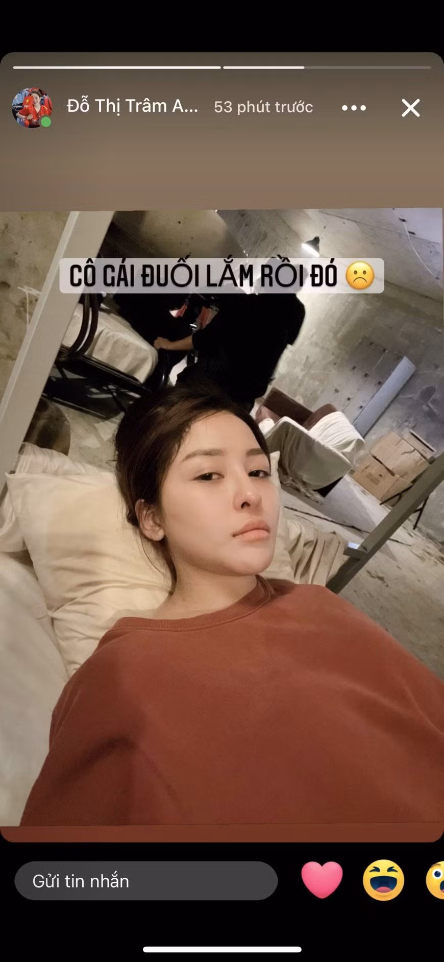 Vốn là một hot girl được nhiều người biết đến với tạo hình chỉn chu, xinh đẹp mỗi khi xuất hiện trước công chúng, vậy nên thời gian gần đây, netizen không khỏi ngạc nhiên khi Trâm Anh đăng tải lên trang cá nhân loạt ảnh cô mặc quần áo đơn giản, thần thái bơ phờ, kém sắc.