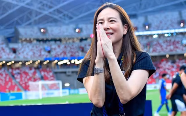 Những đợt quay đầu tiên sẽ được phát trực tiếp trên trang chủ của Liên đoàn bóng đá Thái Lan (FAT) vào ngày hôm nay (21/2). Madam Pang muốn nâng cao tính minh bạch của giải đấu.