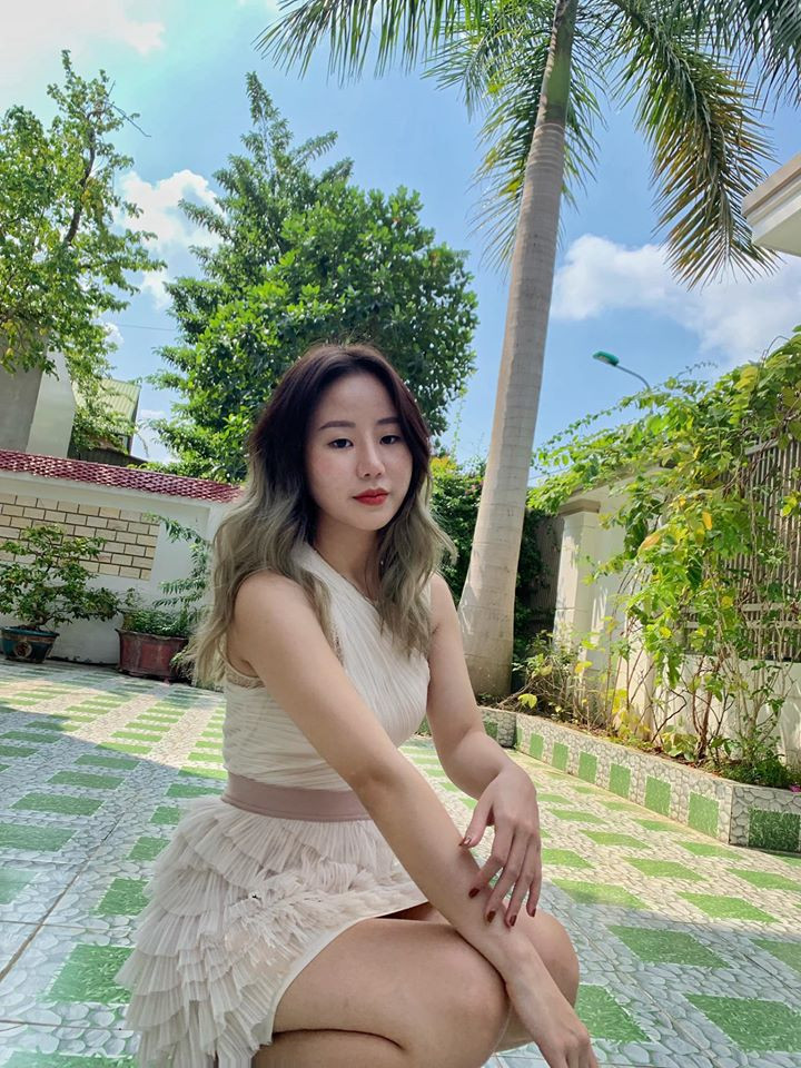 Nàng hot girl tiếp theo xinh đẹp, giàu có không kém cạnh Thảo Nguyên là Nguyễn Thảo Trinh, sinh năm 2000, hiện đang theo học ngành Kinh tế tài chính của Đại học RMIT.