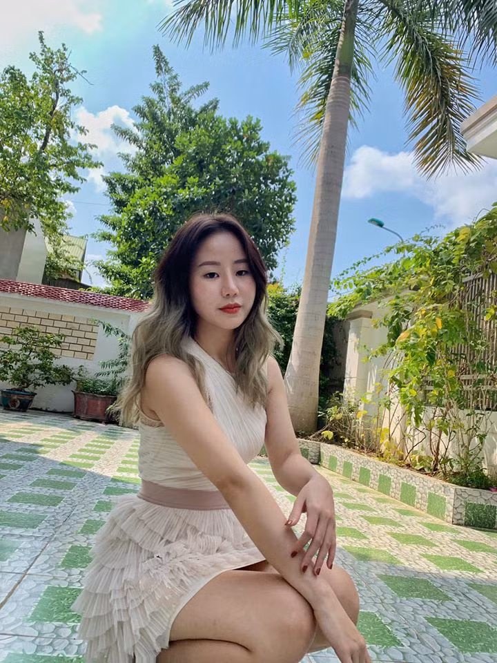 Nàng hot girl tiếp theo xinh đẹp, giàu có không kém cạnh Thảo Nguyên là Nguyễn Thảo Trinh, sinh năm 2000, hiện đang theo học ngành Kinh tế tài chính của Đại học RMIT.