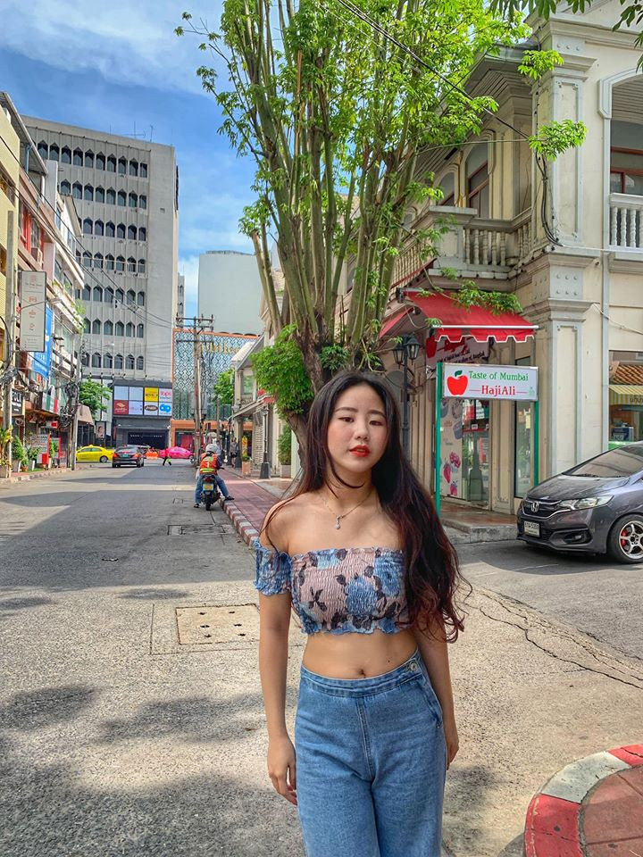 Trong dịp sinh nhật gần đây, Thảo Trinh được bố mẹ tặng cho một chiếc đồng hồ có giá 20.000$ (khoảng hơn 450 triệu đồng). Ngoài ra cô nàng còn sở hữu bộ sưu tập hàng hiệu với hàng trăm món đồ xa xỉ, đắt đỏ.