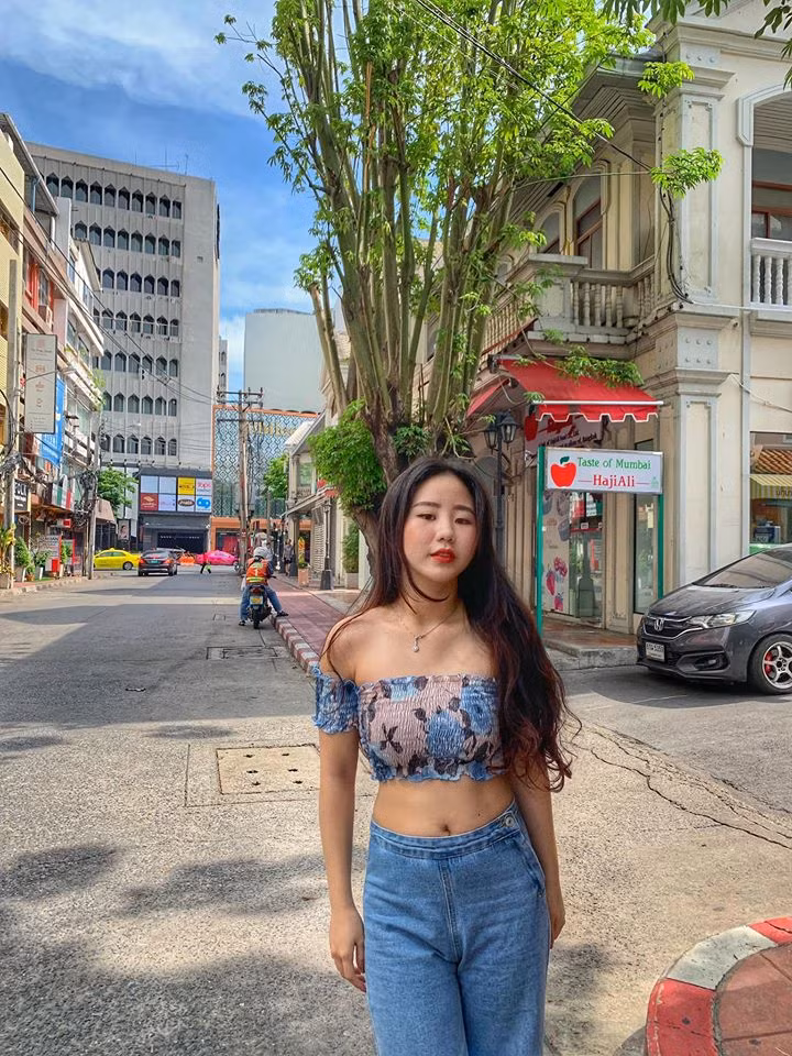 Trong dịp sinh nhật gần đây, Thảo Trinh được bố mẹ tặng cho một chiếc đồng hồ có giá 20.000$ (khoảng hơn 450 triệu đồng). Ngoài ra cô nàng còn sở hữu bộ sưu tập hàng hiệu với hàng trăm món đồ xa xỉ, đắt đỏ.