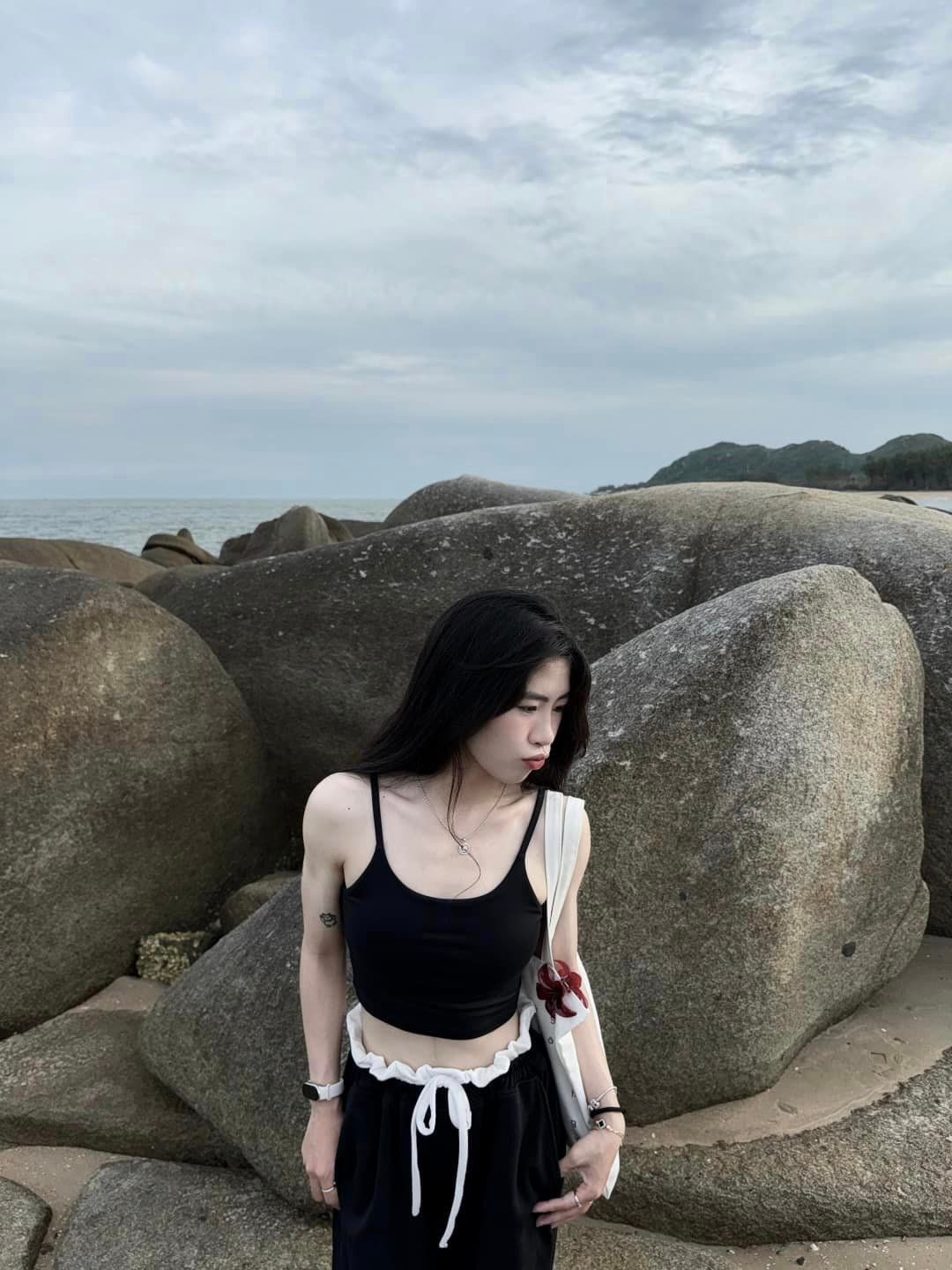 Ngắm mây xanh, ôm biển rộng, cảm nhận cát vàng và yêu Em", Thanh Nhã viết trên trang cá nhân Facebook.