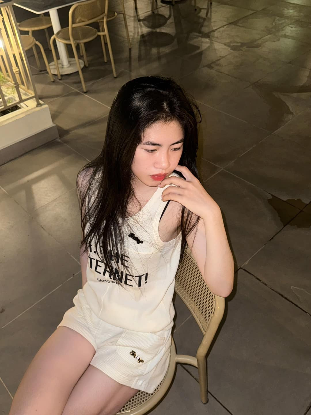 Thanh Nhã chuộng diện váy ngắn phối cùng áo phông, áo thun và đi giày thể thao.