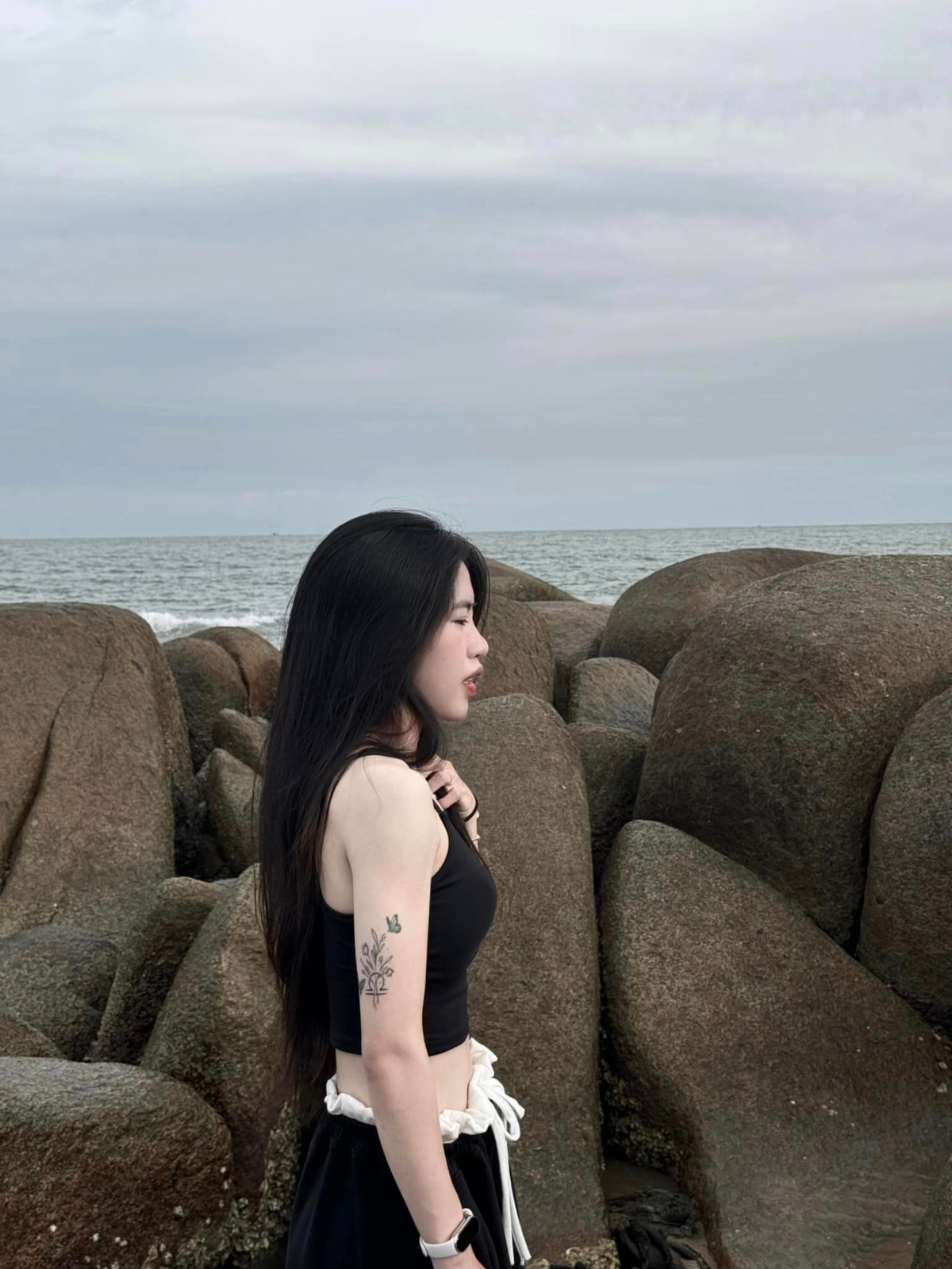 Bên dưới bài đăng, "cơn lốc đường biên" nhận được rất nhiều lời khen ngợi của cộng đồng mạng. Rất lâu rồi cô nàng tiền vệ mới khoe ảnh xinh đẹp như vậy trên trang cá nhân của mình.