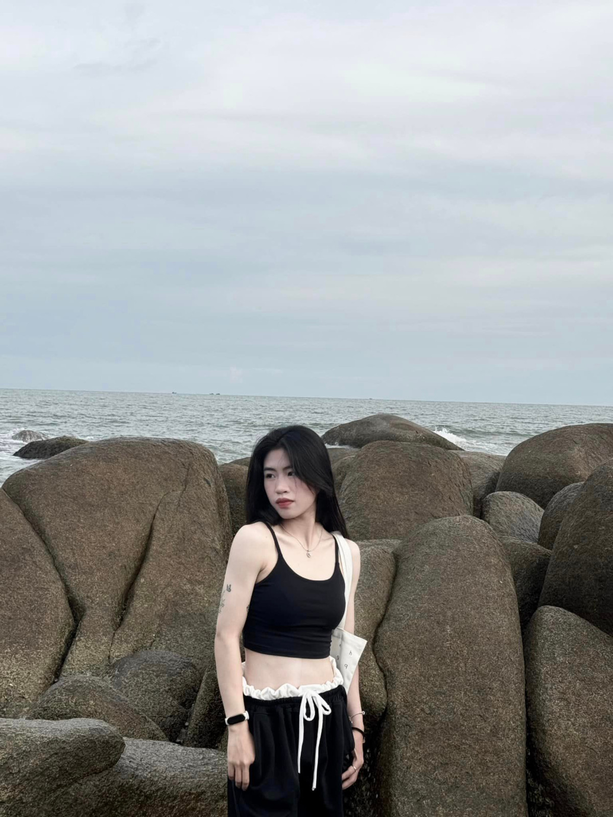 Thanh Nhã lên đồ khoe trọn vòng eo thon gọn