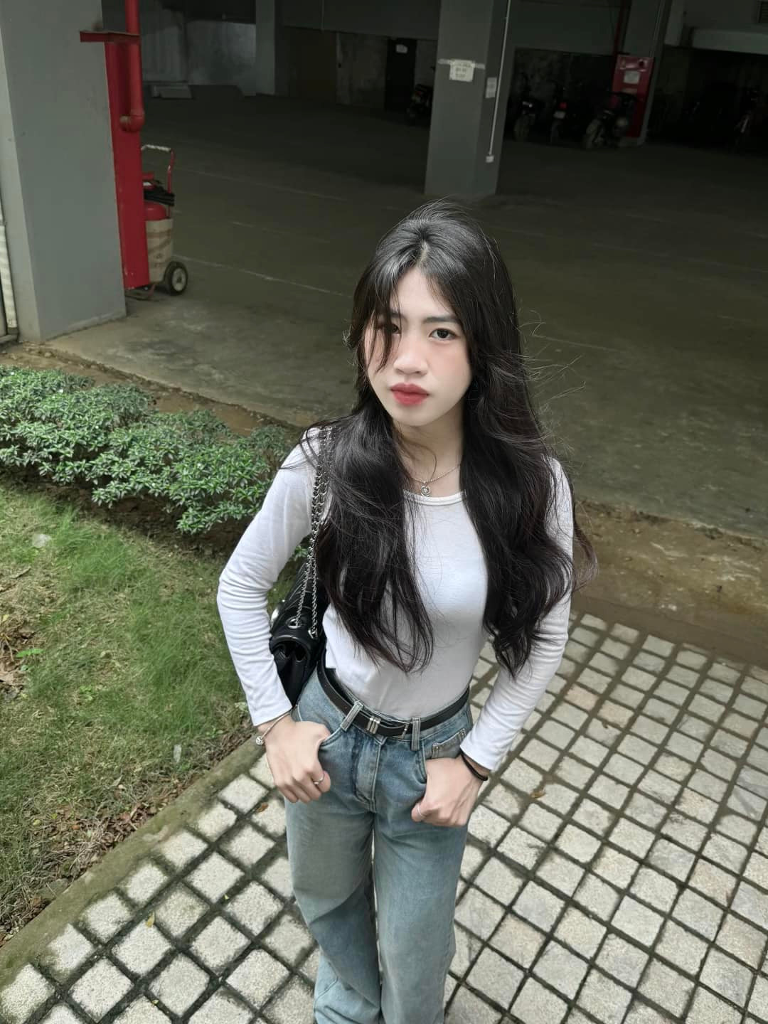 Sở hữu chiều cao 1m62, cùng vóc dáng thon thả nhờ tập luyện thể thao đều đặn, Thanh Nhã tự tin diện các trang phục tôn vòng eo.