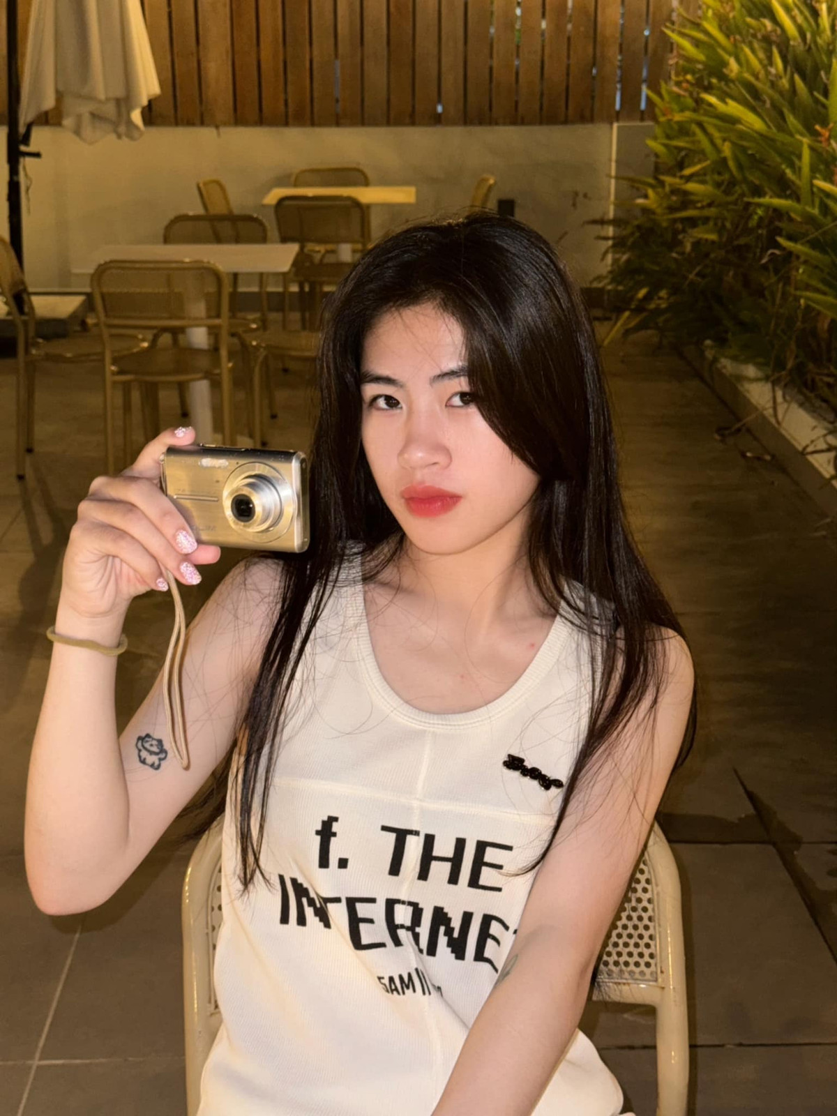 Ở tuổi 23, Thanh Nhã cho thấy sự trưởng thành về sắc vóc lẫn gu thời trang. Khi rời bộ quần đùi áo số trên sân thi đấu, nữ tiền vệ đội tuyển bóng đá nữ Việt Nam hướng tới sự trẻ trung, gợi cảm.