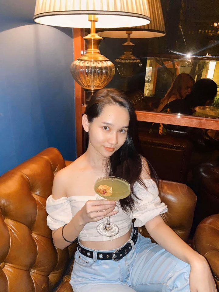 Khác hẳn với hình ảnh chân chất, thậm chí "còn phèn" trong Mắt Biếc. Bước ra ngoài đời thường, gần đây Trúc Anh đã chăm diện những bộ cánh phóng khoáng để khoe xương quai xanh và vòng eo con kiến đáng mơ ước.