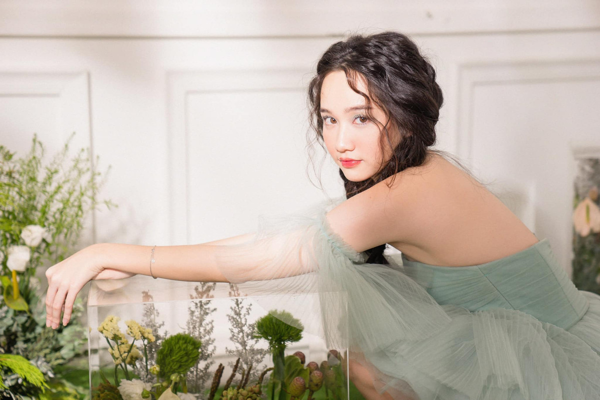 Đang yên lành với style nàng thơ, Trúc Anh tự "ép chín" gượng gạo.