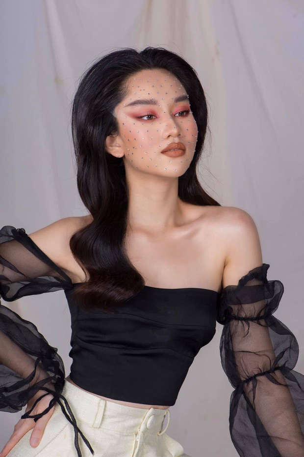 Không chỉ bởi lối diễn nhập tâm mà hot girl Trúc Anh còn sở hữu vẻ đẹp trong trẻo, đôi mắt có hồn làm dân tình phải xiêu lòng.