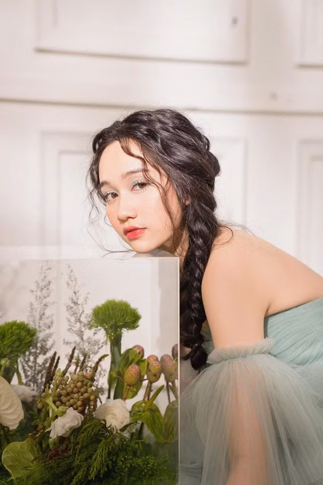 Hot girl Trúc Anh sinh năm 1998, với Mắt Biếc cũng là lần đầu cô nàng chạm ngõ điện ảnh nhưng lại gặt hái được những thành công đáng mong đợi.