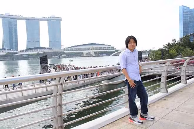 Trước đây khi đứng cạnh một người em, Khoa chỉ cao đến tai nhưng hiện tại, cả hai đã có chiều cao tương đương nhau, thậm chí nam YouTuber còn có phần nhỉnh hơn.