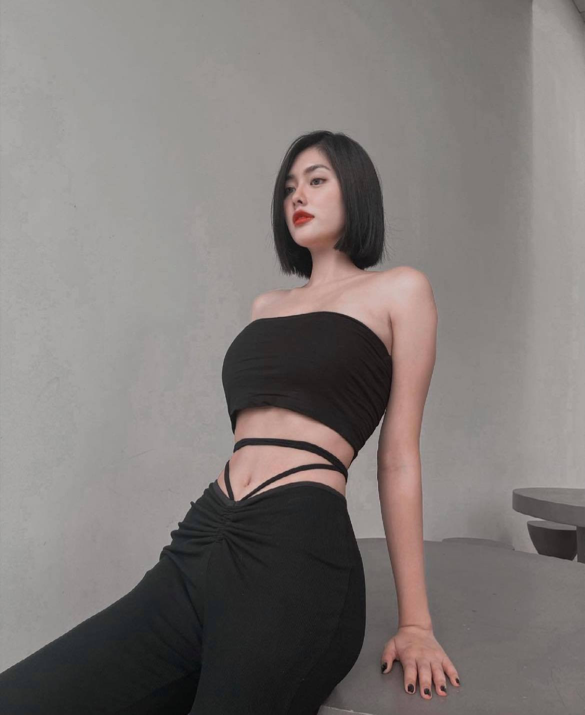 Từ khi nổi tiếng đến thời điểm hiện tại, mọi người vẫn quen gọi cô với danh xưng “tiểu thư RMIT” vì cô từng theo học ngôi trường đắt đỏ thuộc hàng top các trường đại học ở Việt Nam.