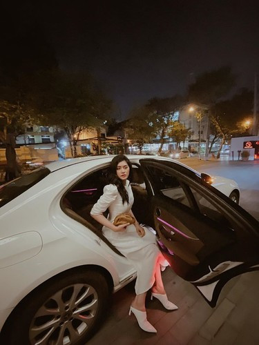 Năm 22 tuổi, Huỳnh Tiên tiết lộ đã mua được nhà 7 tỉ đồng, đi xe hơi 2 tỉ đồng và sở hữu căn chung cư cao cấp có diện tích 123m2.