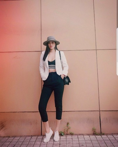 Sau khi giảm cân thành công, Huỳnh Tiên tự tin lăng xê nhiều kiểu váy áo ôm cơ thể, hay ngắn chỉ bằng gang tay khoe vòng eo con kiến, hông nở nang.