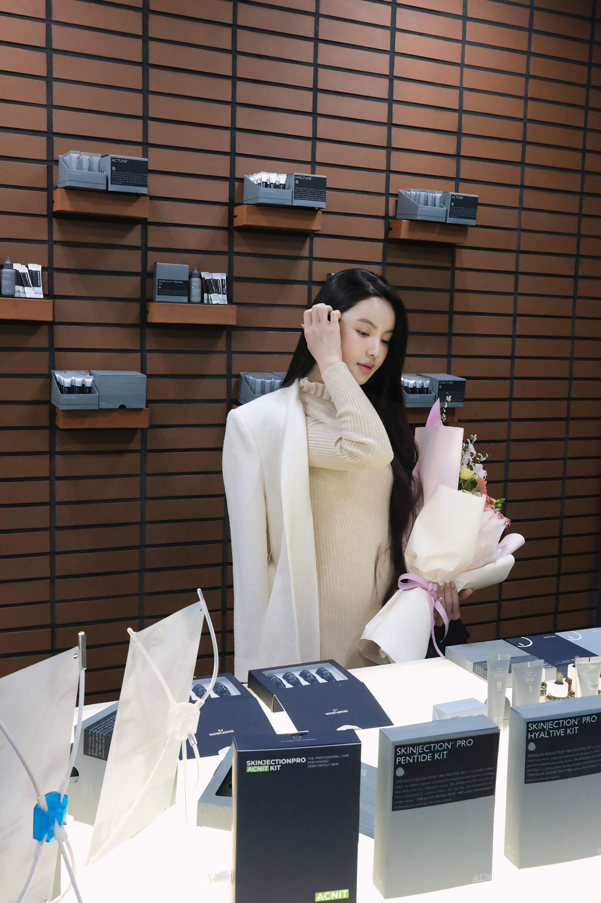 Cách đây chưa lâu, Chu Thanh Huyền vướng nghi vấn can thiệp thẩm mỹ do sự thay đổi rõ rệt trên gương mặt. So với những hình ảnh trước, hiện tại, gương mặt của cô trông bầu bĩnh hơn, đặc biệt là ở phần mũi cao, sống mũi thon gọn, mắt hai mí rõ.