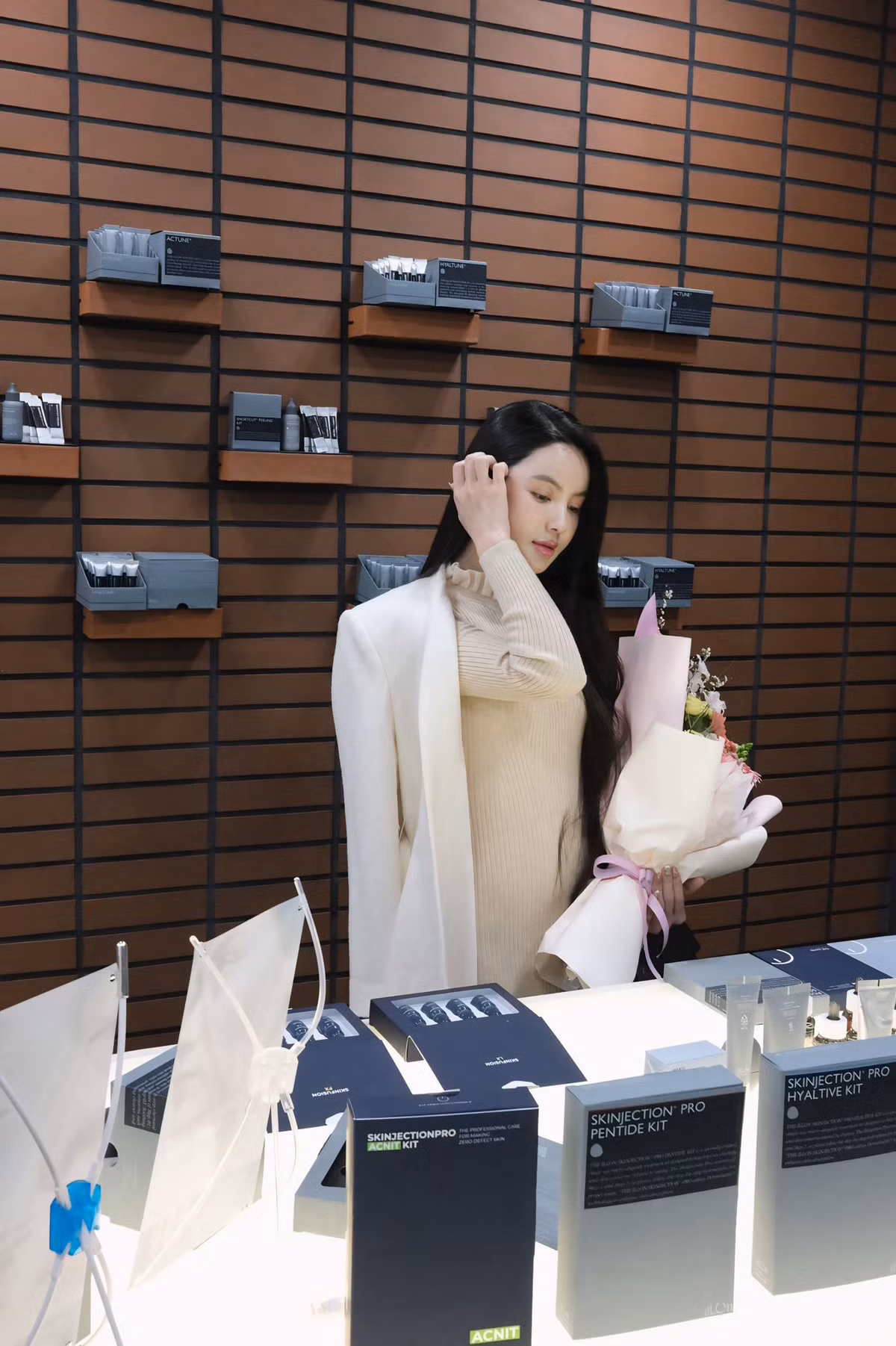 Cách đây chưa lâu, Chu Thanh Huyền vướng nghi vấn can thiệp thẩm mỹ do sự thay đổi rõ rệt trên gương mặt. So với những hình ảnh trước, hiện tại, gương mặt của cô trông bầu bĩnh hơn, đặc biệt là ở phần mũi cao, sống mũi thon gọn, mắt hai mí rõ.