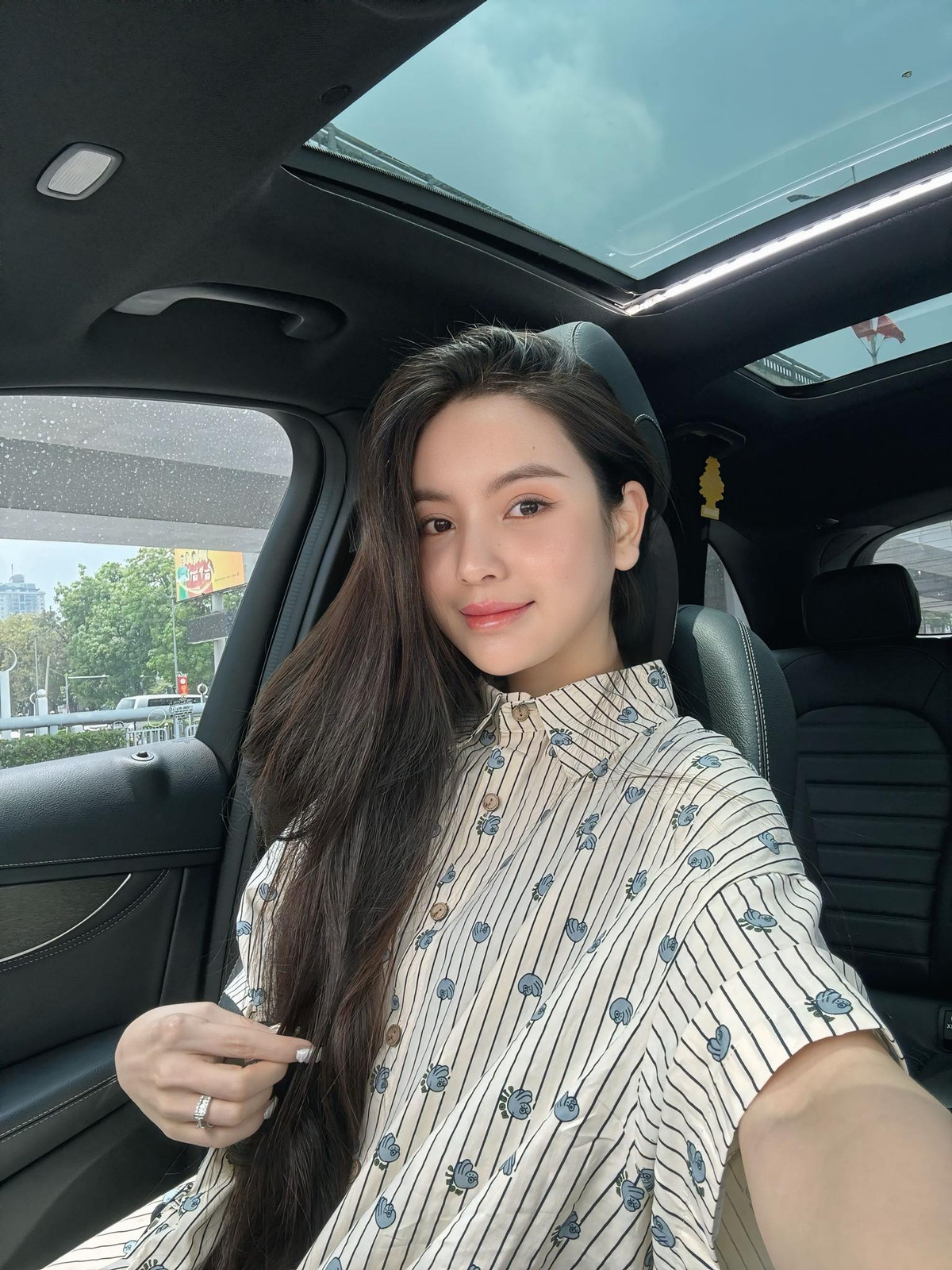 Chu Thanh Huyền thường xuyên di chuyển bằng chiếc xế hộp bạc tỷ và khoe đi mua sắm tại trung tâm thương mại.