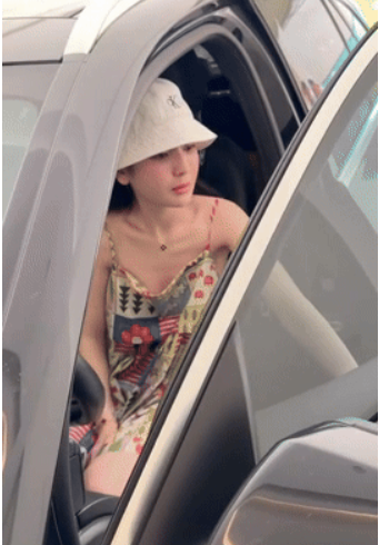 Chu Thanh Huyền không chỉ được biết đến với vai trò là hậu phương vững chắc của ngôi sao sân cỏ, mà còn gây ấn tượng mạnh với công chúng nhờ hình ảnh sang chảnh, hiện đại và đầy cuốn hút.