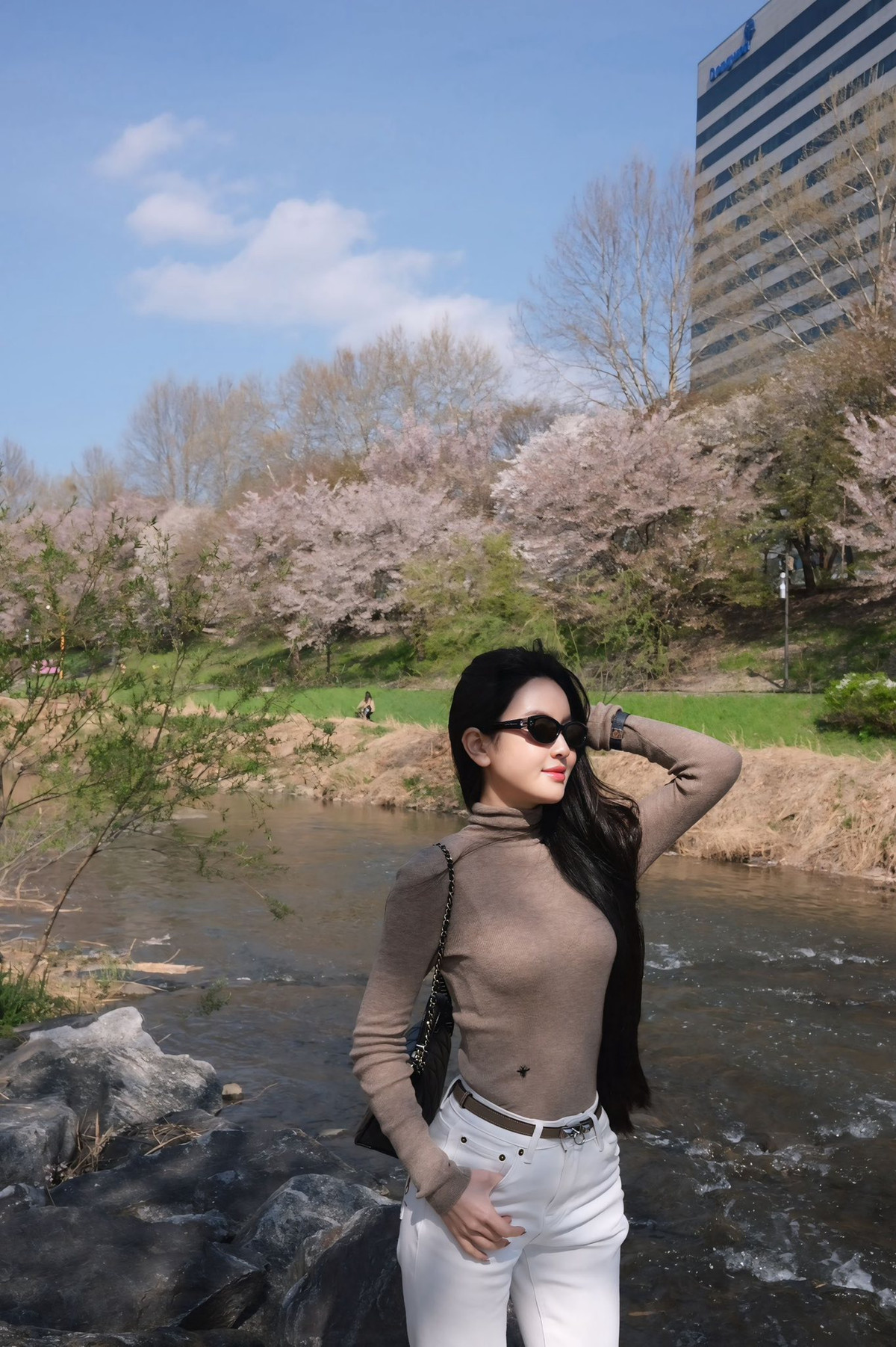 Những điểm lạ trên gương mặt của Chu Thanh Huyền khiến không ít cư dân mạng đặt nghi vấn về việc cô đã thực hiện các thủ thuật thẩm mỹ như nâng mũi, cắt mí hoặc tiêm filler. Thế nhưng, chính chủ ngay sau đó đã lên tiếng gương mặt thay đổi do tăng cân chứ không hề can thiệp thẩm mỹ.