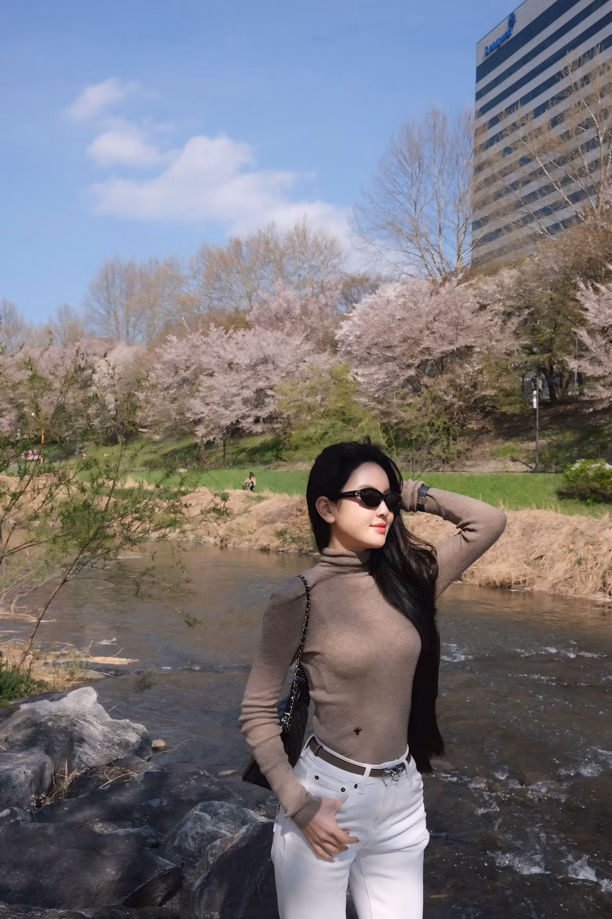 Những điểm lạ trên gương mặt của Chu Thanh Huyền khiến không ít cư dân mạng đặt nghi vấn về việc cô đã thực hiện các thủ thuật thẩm mỹ như nâng mũi, cắt mí hoặc tiêm filler. Thế nhưng, chính chủ ngay sau đó đã lên tiếng gương mặt thay đổi do tăng cân chứ không hề can thiệp thẩm mỹ.