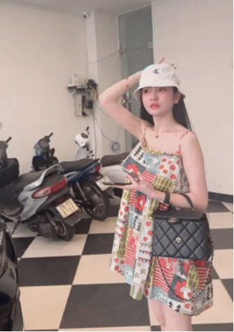 Dân mạng còn chú ý đến chiếc túi hiệu có giá đắt đỏ mà vợ Quang Hải xách trên tay. Cuộc sống của cô nàng khiến nhiều người ngưỡng mộ khi có gia đình hạnh phúc, chồng hết mực yêu thương và cũng có công việc kiếm tiền cực đỉnh.