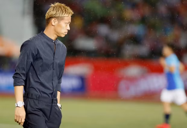 Bởi lẽ bên cạnh sự nổi tiếng về chuyên môn, Keisuke Honda gây ấn tượng với vẻ ngoài điển trai và phong cách ăn mặc như tài tử điện ảnh.