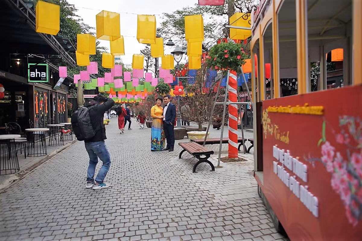 Phố sách Xuân Hà Nội được mở ra nhằm chào mừng kỷ niệm 92 năm thành lập Đảng Cộng sản Việt Nam (03/02/1930 - 03/02/2022), đồng thời duy trì nét đẹp văn hóa đọc của nhân dân Thủ đô trong dịp đầu Xuân, năm mới Nhâm Dần 2022.